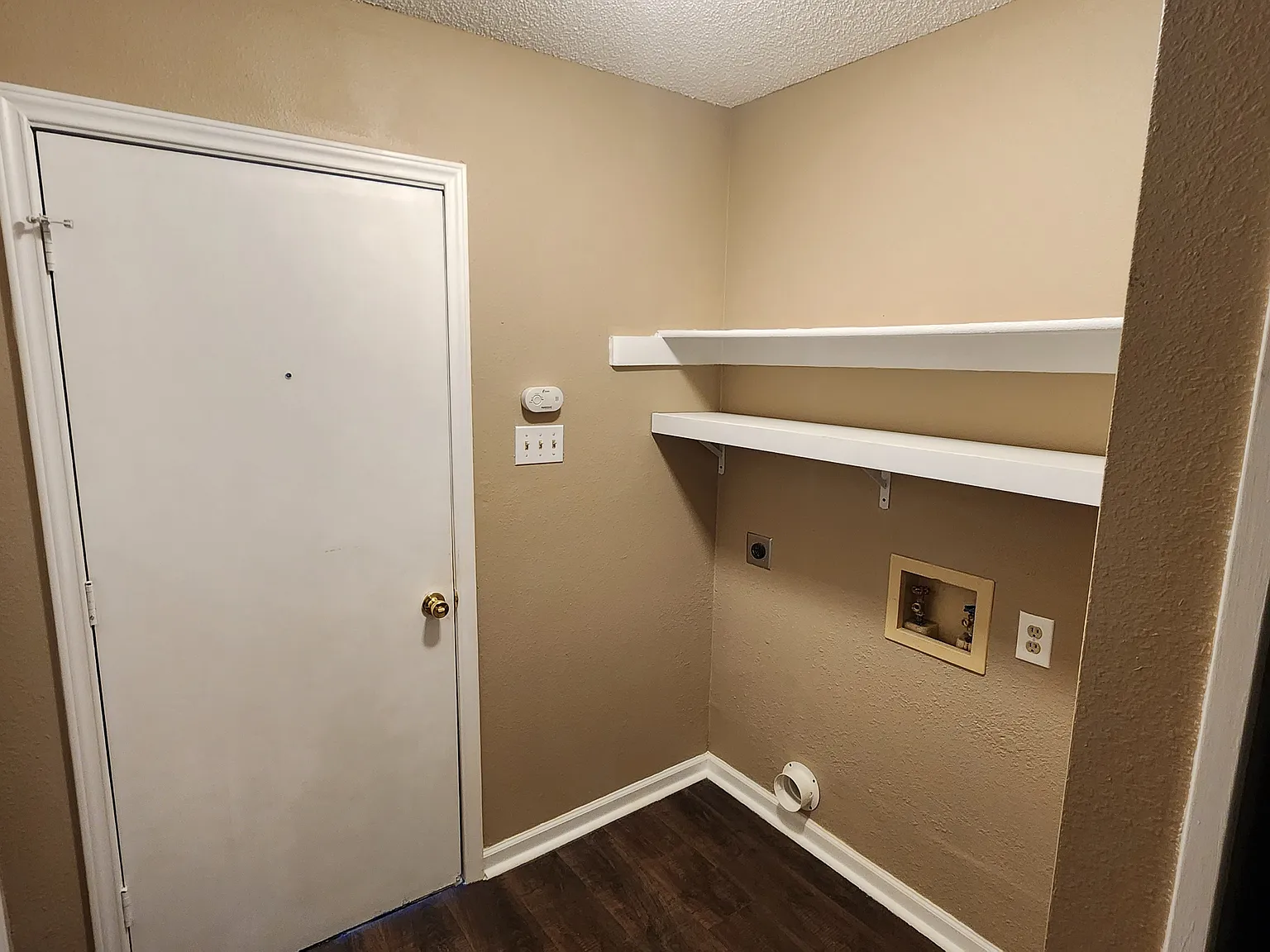 3 bed, 1256 sqft, $2,000 — Photo 3