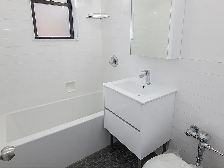 21-70 Crescent St #C2 — Photo 7