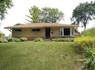W151N8288 Thomas Dr, Menomonee Falls, WI 53051
