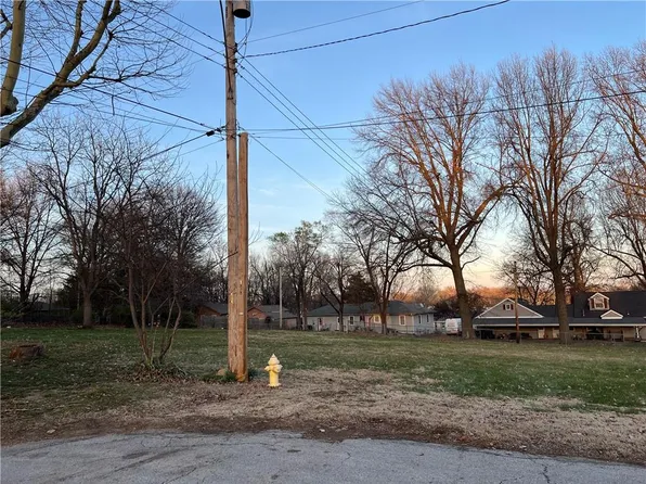 1304 E 134th Ter, Grandview, MO 64030