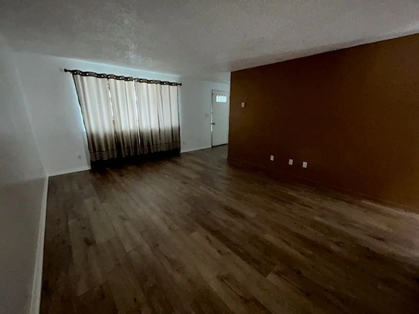 Comfortable 3-Bedroom Home with Fenced Backyard — Photo 4