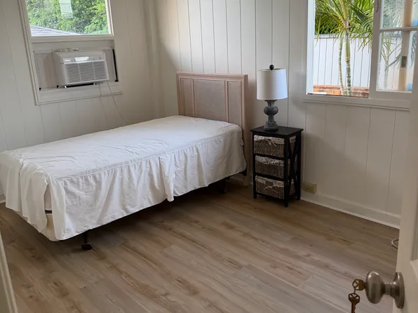 3204 Mooheau Ave, Honolulu, HI 96816
