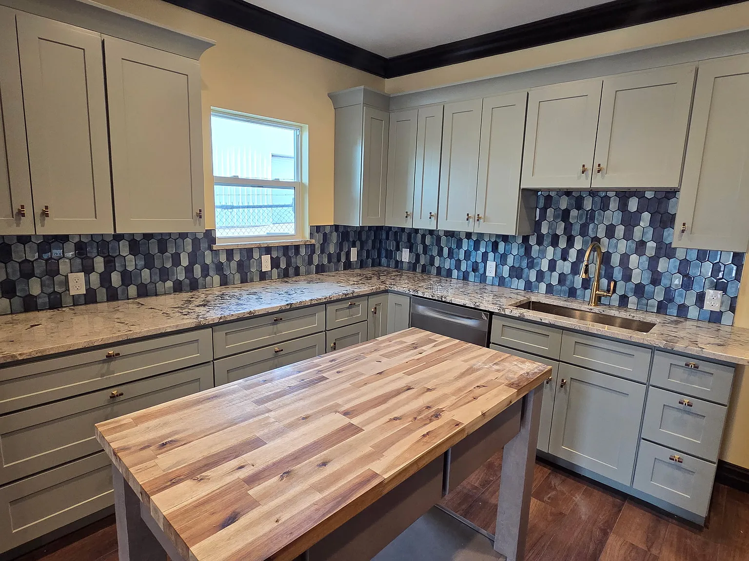 1 bed, 950 sqft, $1,380 — Photo 3