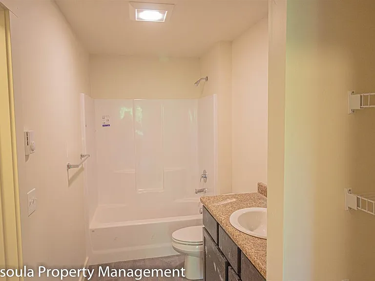 American Way Apartments — Photo 8