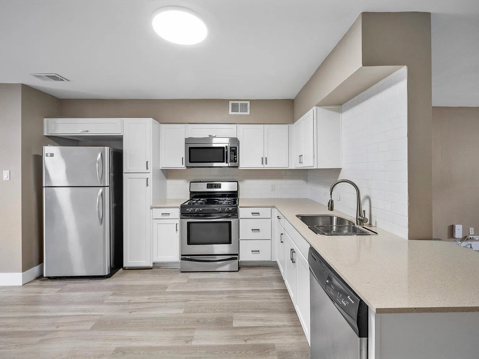 2303 E Side Dr — Photo 4
