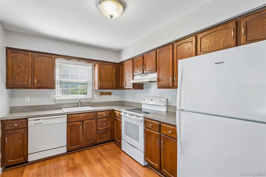 Parr Dr, Lake Ronkonkoma — Photo 1
