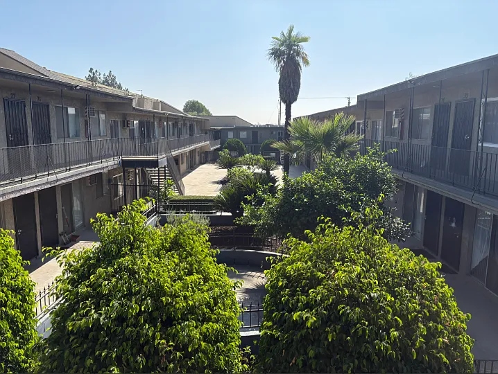 Glenoaks Blvd - 650 — Photo 3