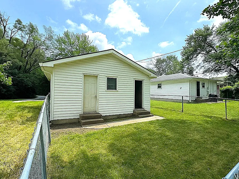 2194 N Riley Ave — Photo 11