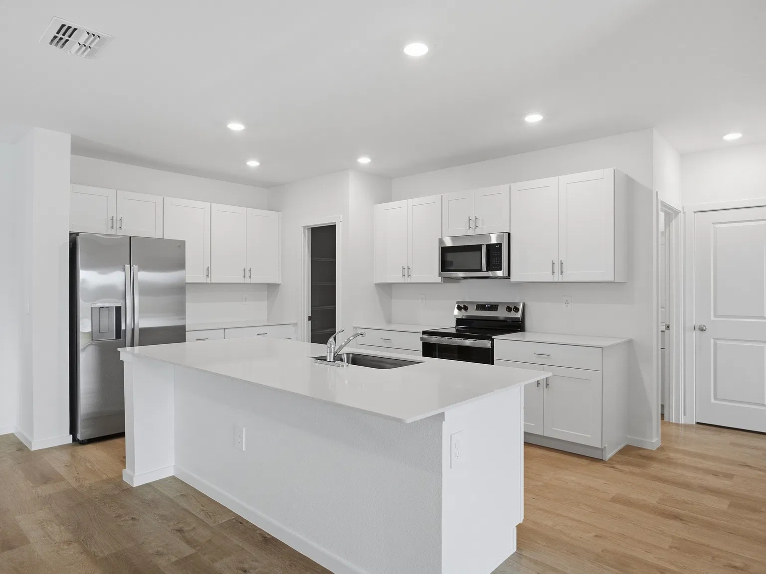 6 bed, 2941 sqft, $3,250 — Photo 4