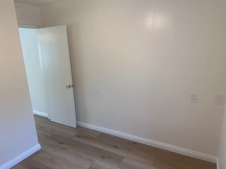 Sussex House Apartments — Photo 42