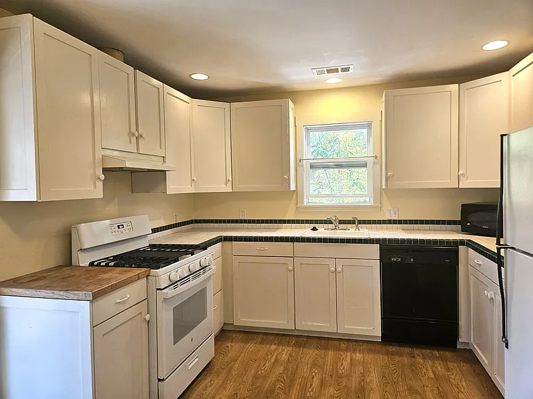 8 B St #1 — Photo 2