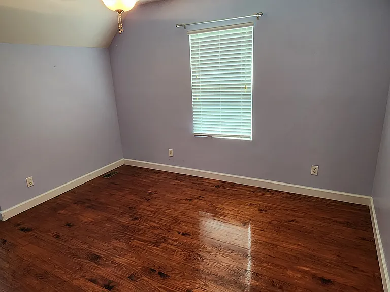 Upstairs left bedroom (bedroom 2)