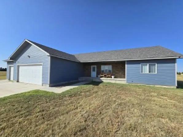 10581 E Briarwood Dr, Dodge City, KS 67801