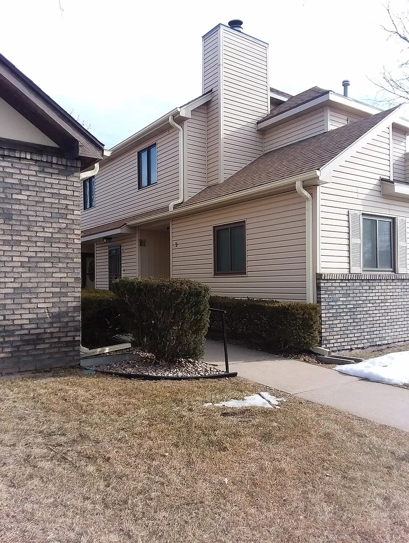 1 Bedroom with garage in Windsor Square — Photo 1