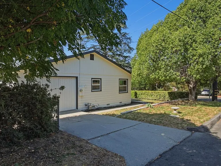 311 S Signal St — Photo 16