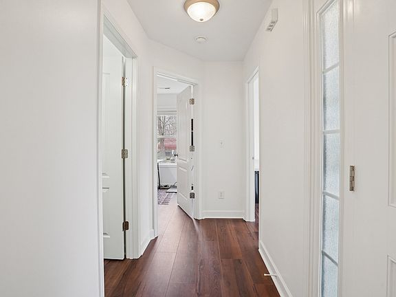 2nd image of 206 Hickory Pointe