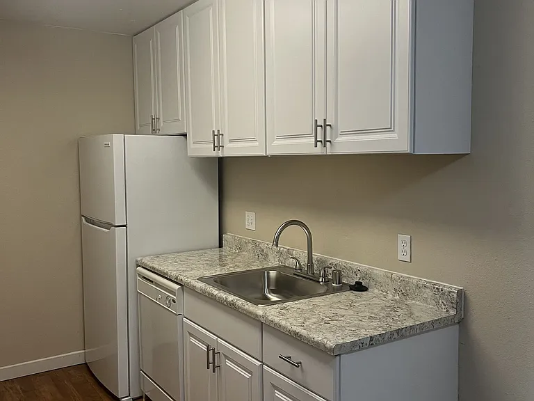 Glenbrook Apartments — Photo 23