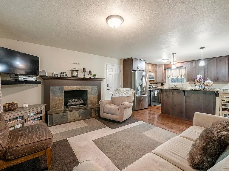 1553 E Huckleberry Cir — Photo 6