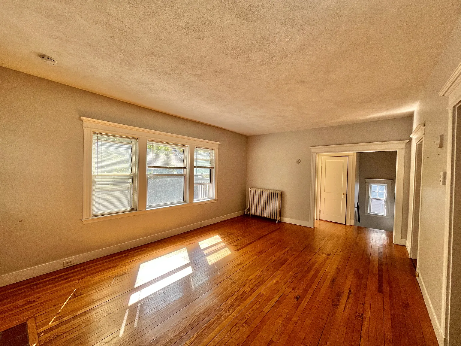 4 bed, 1.5 bath, 9999 sqft, $4,600 — Photo 2