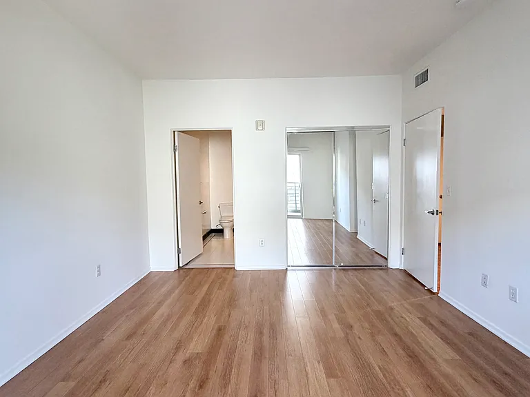 127-133 S Flores St #D2 — Photo 15