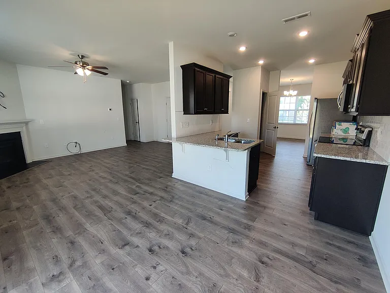 356 N Great White Way — Photo 4