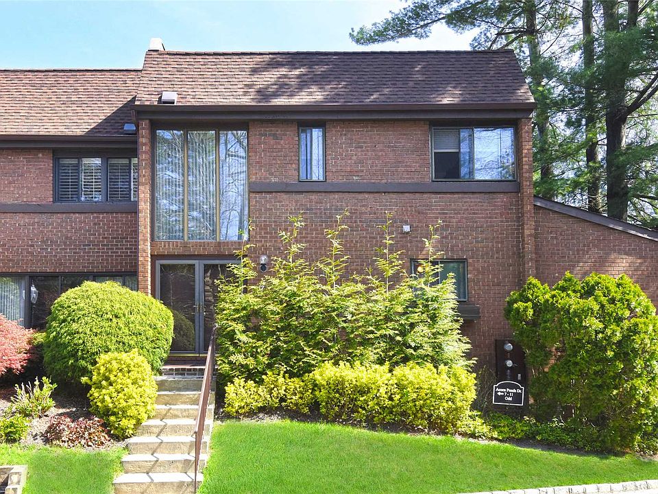1st image of 7 Acorn Ponds Dr