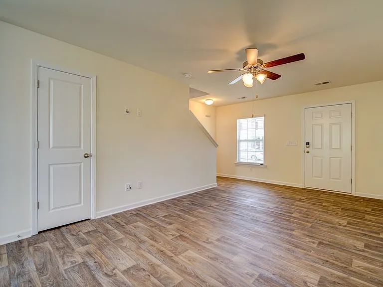 584 Craftsman Ln — Photo 5