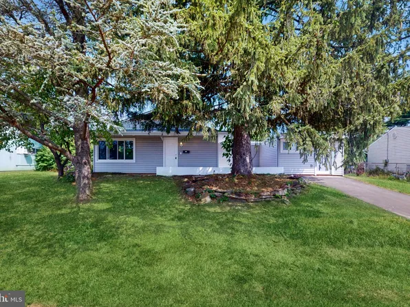 119 Crabtree Dr, Levittown, PA 19055