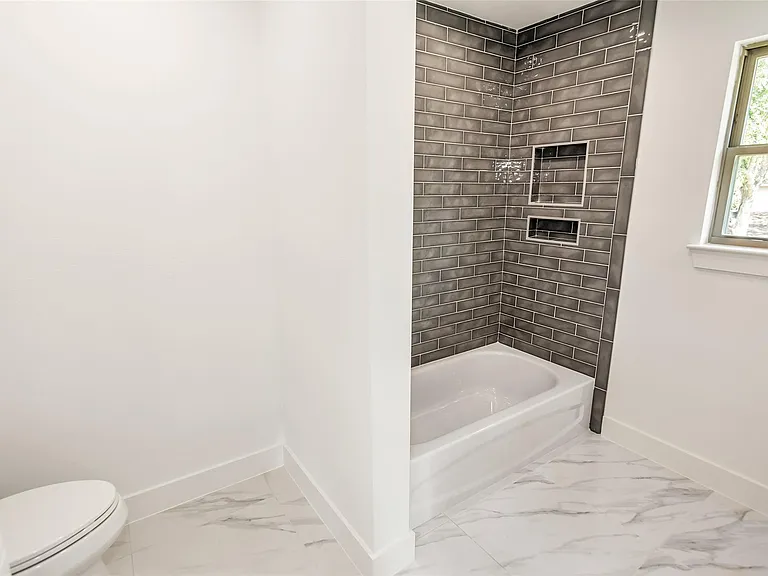 18219 Polo Meadow Dr — Photo 37