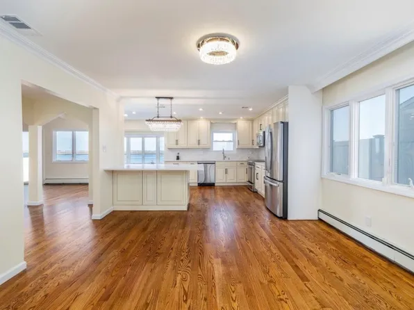 4047 Greentree Dr, Oceanside, NY 11572