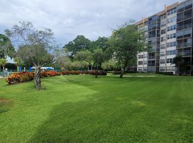 1300 Saint Charles Pl, Hollywood, FL