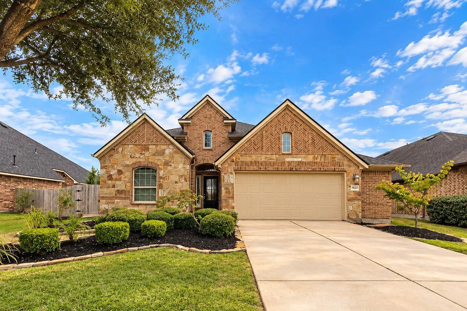 3 bed, 2.0 bath, 2125 sqft, $2,400 — Photo 1