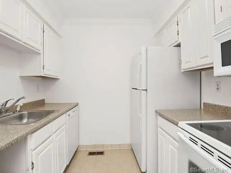 3 Oakwood Ave — Photo 6