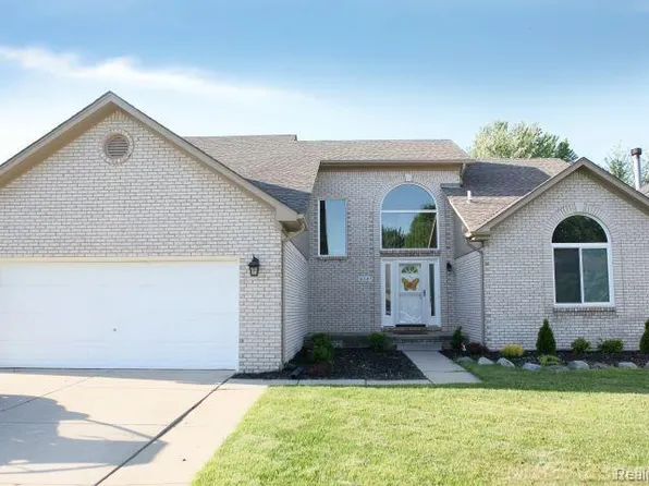 31587 Winter Creek Dr, Chesterfield, MI 48047