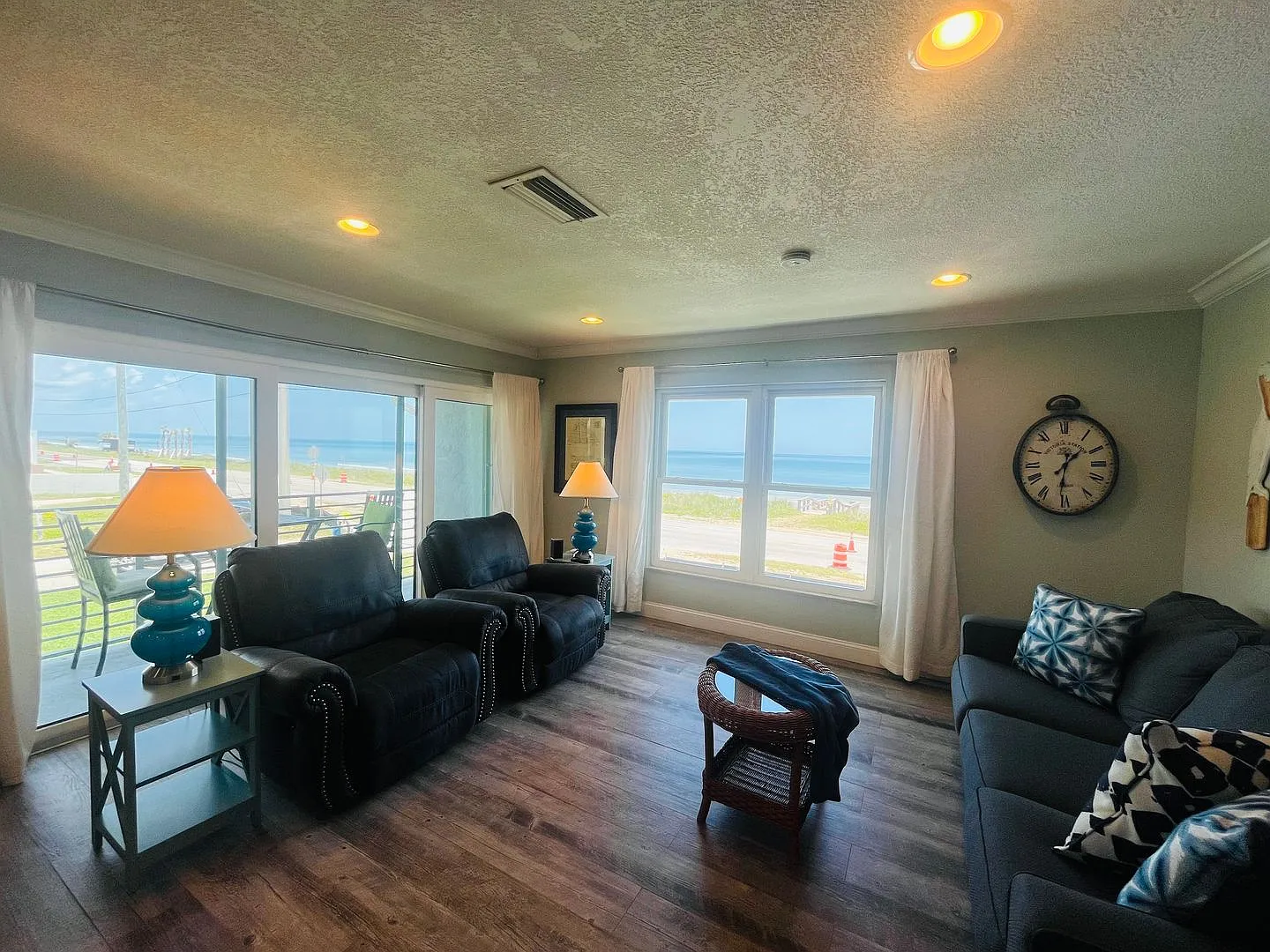 Beautiful Condo with Ocean Views — Photo 3