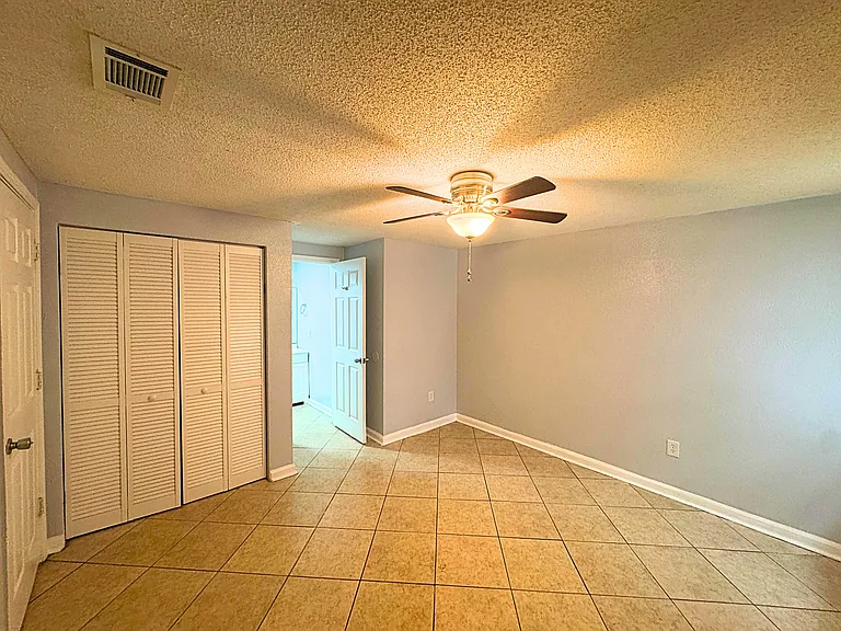 Willow Tree Apartments — Photo 30