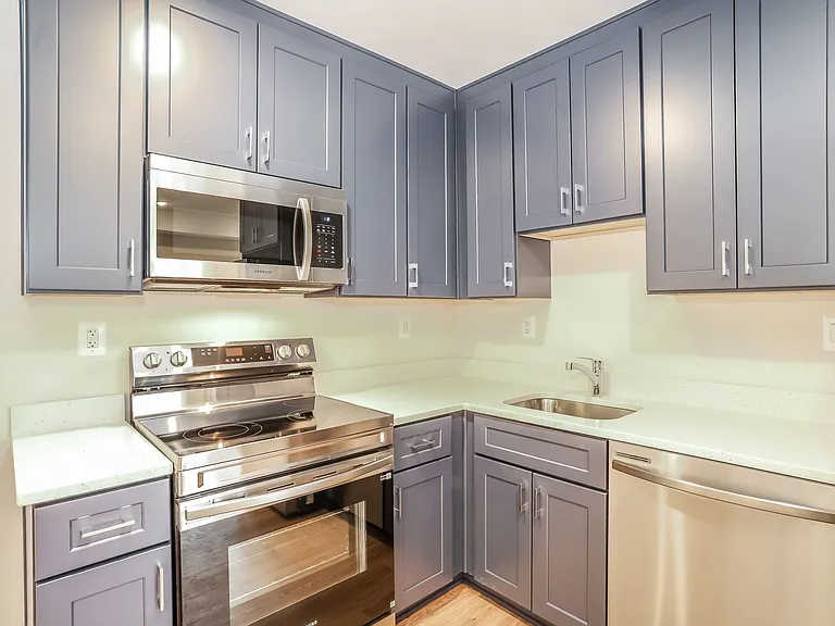 52nd Street Residences — Photo 8