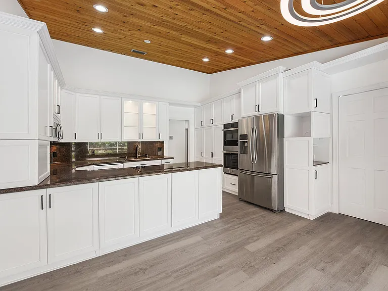 3185 Saint James Dr — Photo 11
