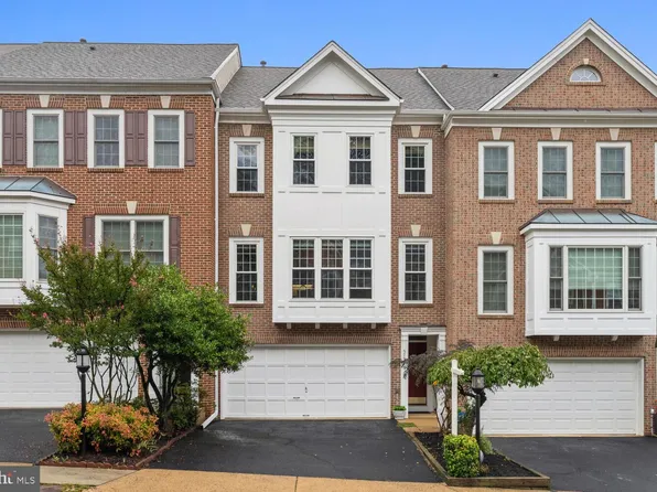 5757 Governors Pond Cir, Alexandria, VA 22310