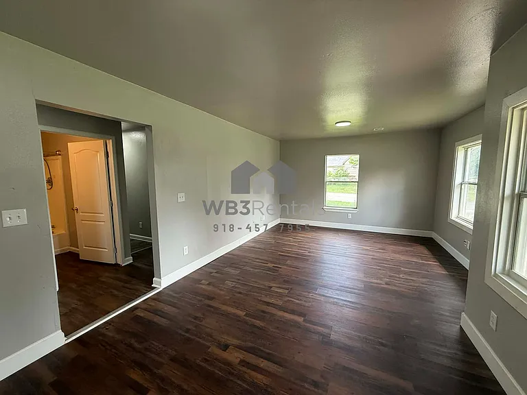 917 N Vinita Ave — Photo 4