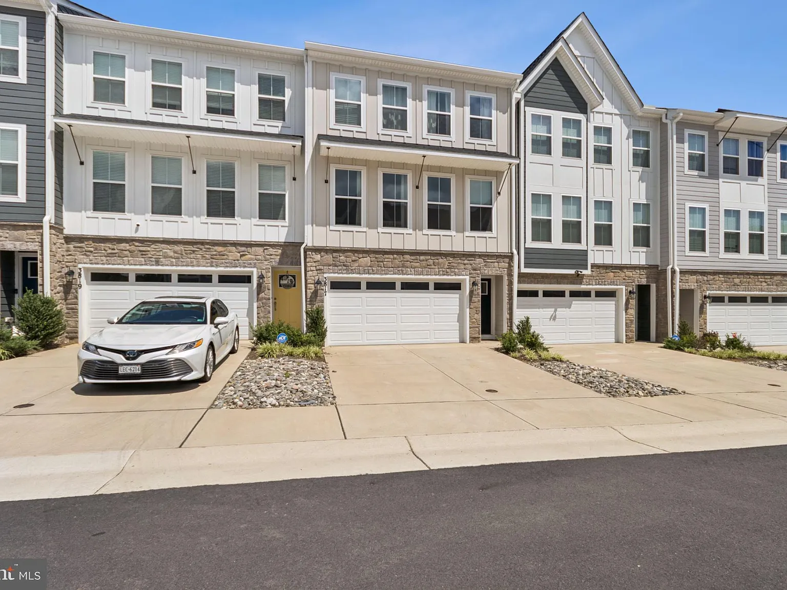 3 bed, 4.0 bath, 2268 sqft, $3,075 — Photo 1