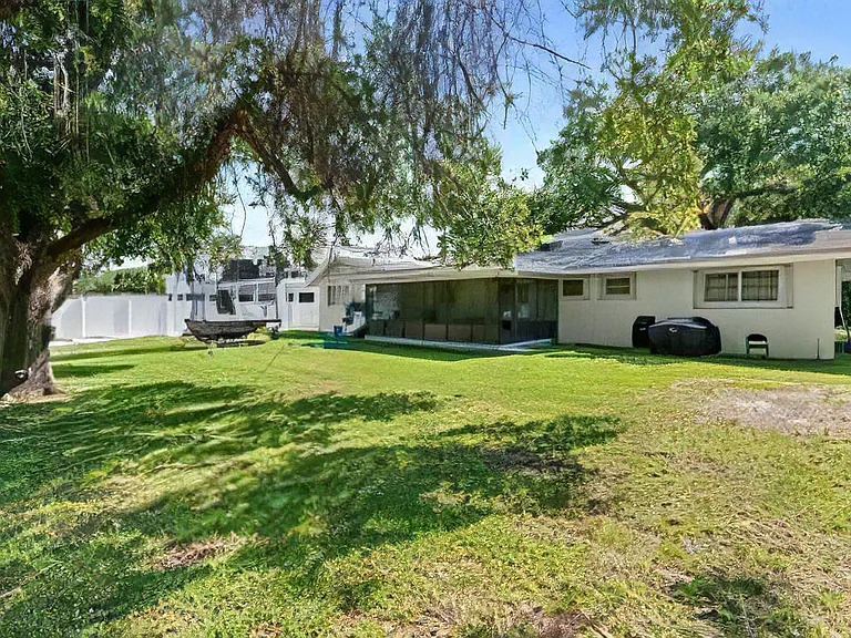 5911 SW 36th Ter — Photo 12