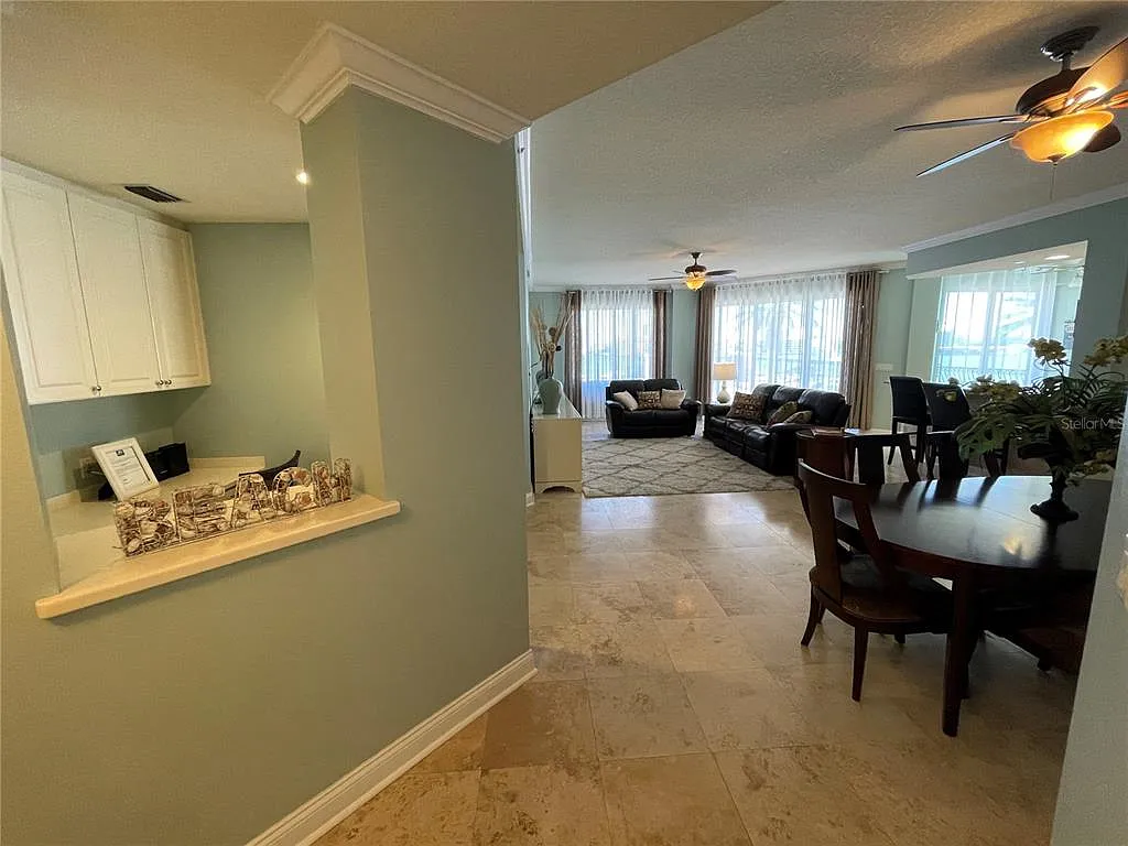 3 bed, 3.0 bath, 2087 sqft, $10,000 — Photo 4