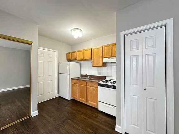 5th image of 914 W Dakin St #11