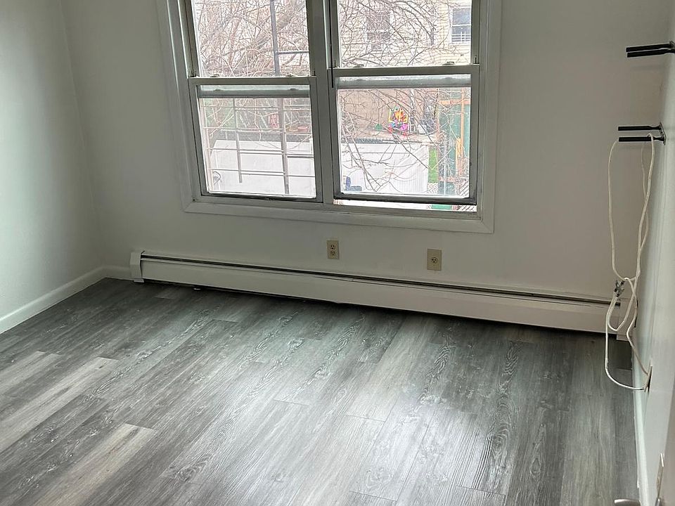2nd image of 1422 Croes Ave #2R