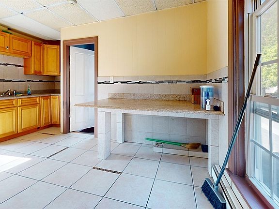 3rd image of 1022 Main St