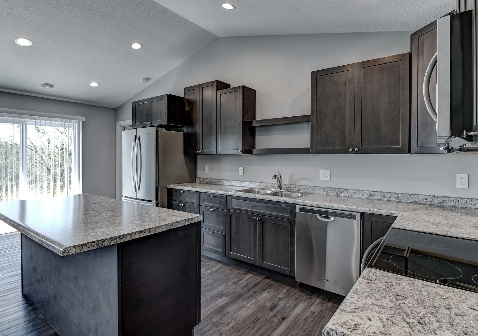 Convenient Location! 3 Bedroom Town Home — Photo 3
