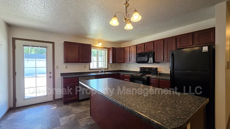 4 bed, 2.0 bath, $1,675 — Photo 4