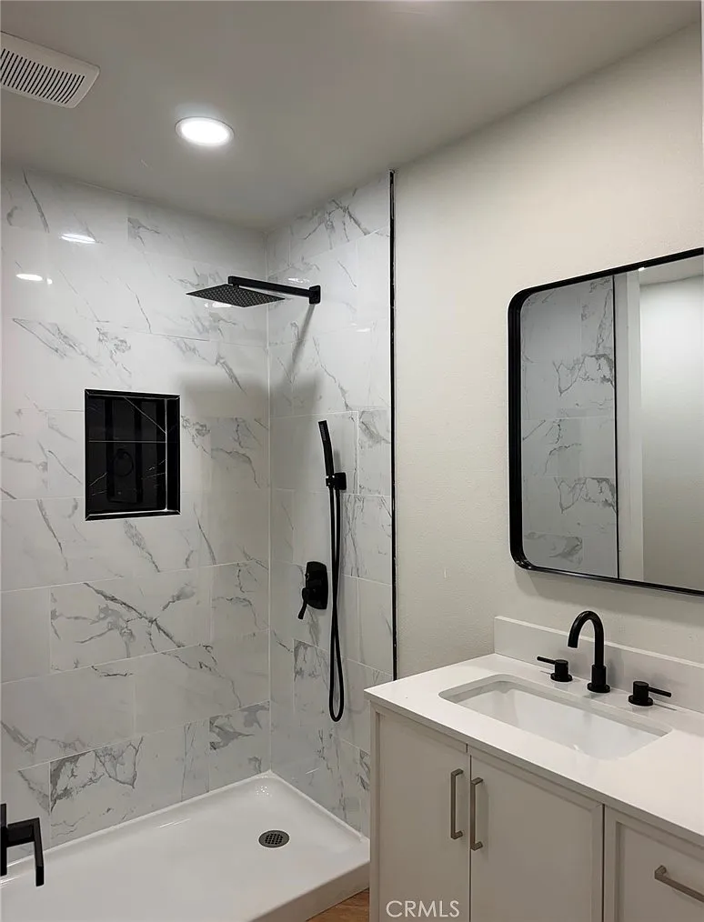 3 bed, 876 sqft, $3,100 — Photo 3