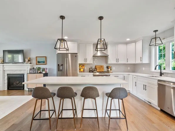 73 1/2 Cherry St, Plymouth, MA 02360